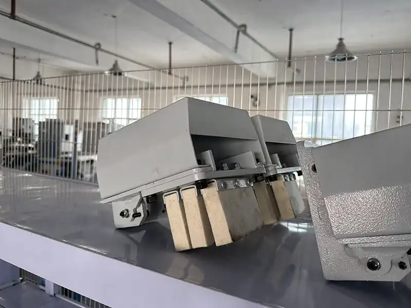 DLQS-1800 rail sweeper with a replaceable felt and nonwoven cleaning pad