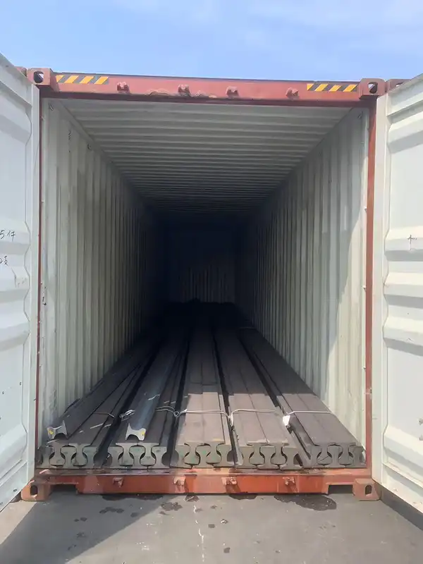 QU100 crane rail container loading project