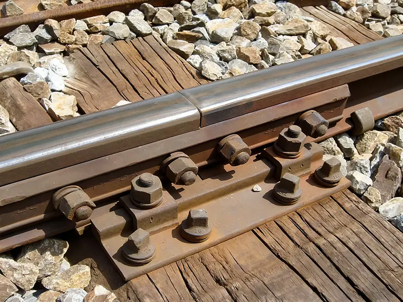 Rail fishplate bolted to a steel rail joint