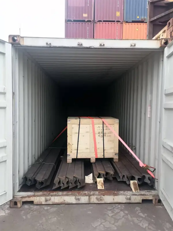qu80 rail and rail clips in container